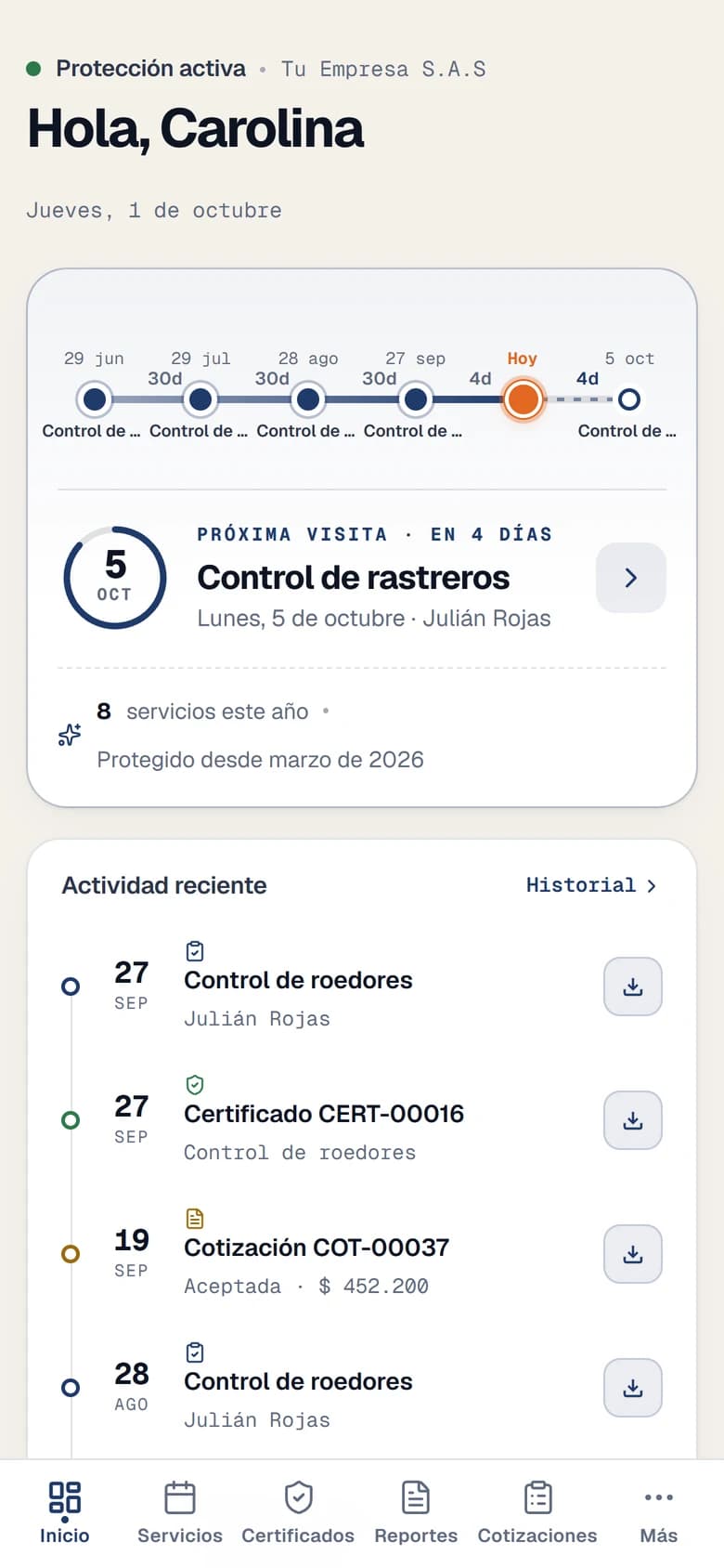 Portal del cliente en el celular: saludo, próxima visita con su fecha y técnico, línea de tiempo de servicios y actividad reciente con reportes y certificados